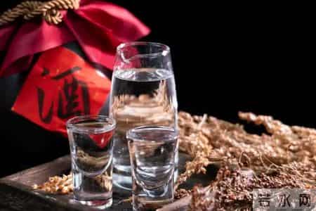 白酒再次成为关注中心！医生提醒：冠心病喝白酒时，多留意4点！