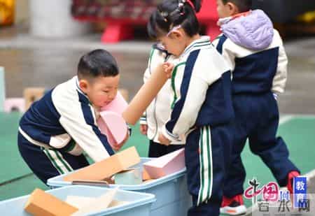 宜宾青年街幼儿园开展第三届“童创快闪部落”建构游戏节暨庆元旦活动