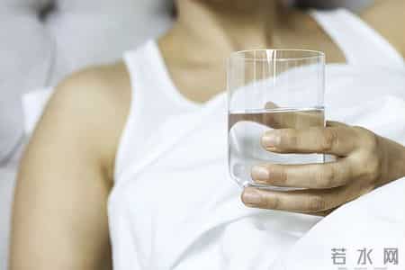 高血糖患者喝水：2种水坚决不喝，2种水要多喝，稳定血糖享健康