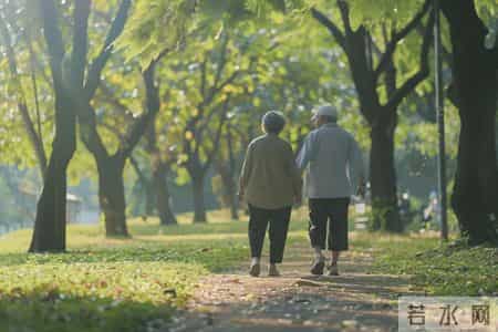 肺癌与散步有关？医生再三提醒：60岁以后，散步时要多注意这几点