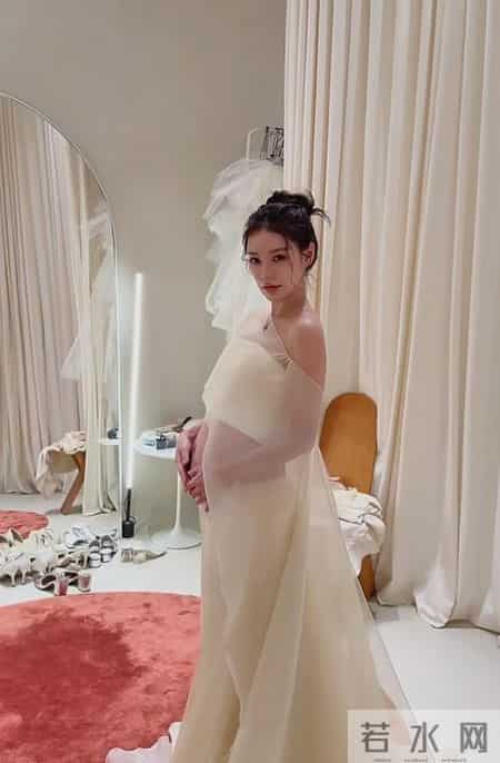 马筱梅晒婴儿房布置好温馨！朋友送迪奥宝宝服价格贵，儿子没跑了