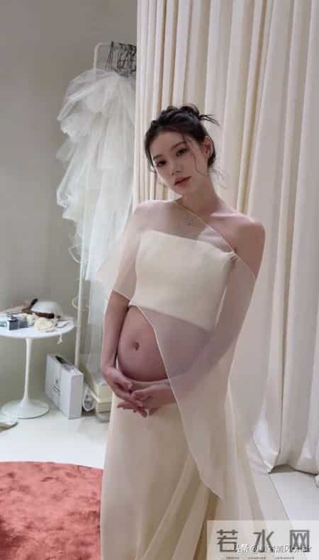 马筱梅拍孕期写真，大方露孕肚打脸喷子，肚大如箩仍貌美如花