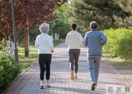 多名医生呼吁：超过63岁的老人，宁可在家做家务，也别出去干这些