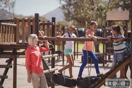 困住妈妈们的不是没时间也不是没有钱，而是深深地自我否定