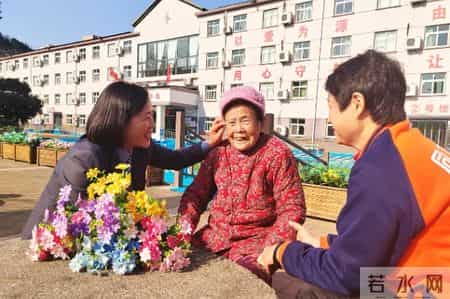 锦旗映初心 康养暖夕阳-舞钢养老院深耕养老服务 用初心点亮夕阳红