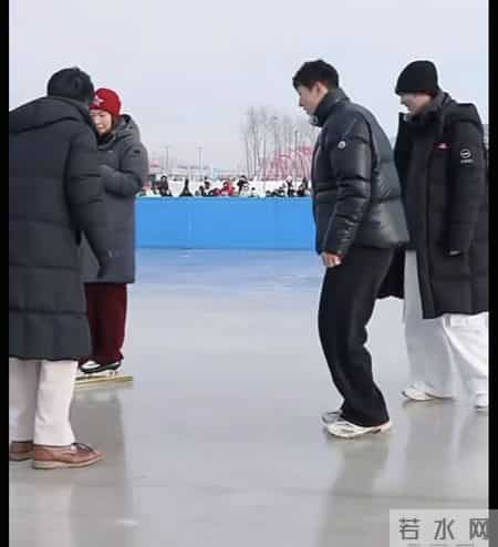 董宇辉长春滑冰让小伙伴一起玩！网友：碰上这样的老板要使牛劲干