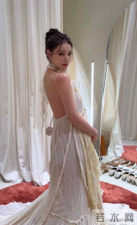 马筱梅拍孕期写真，大方露孕肚打脸喷子，肚大如箩仍貌美如花