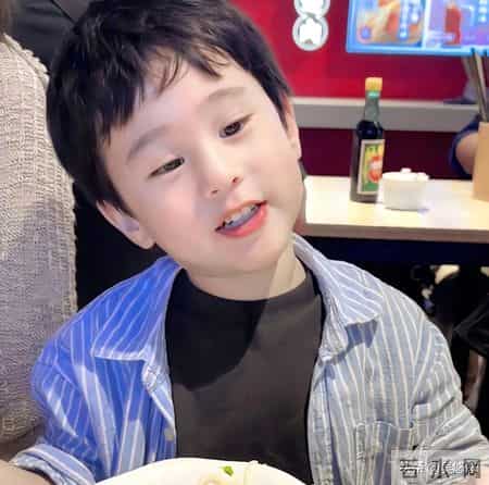 没人能打败三岁半的他，可爱到想一口吃掉