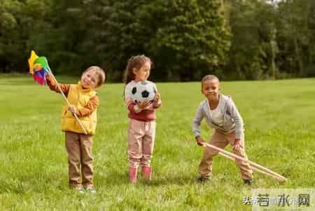 帮儿女带娃后才明白：最愚蠢的教育，就是不敢和孩子硬碰硬