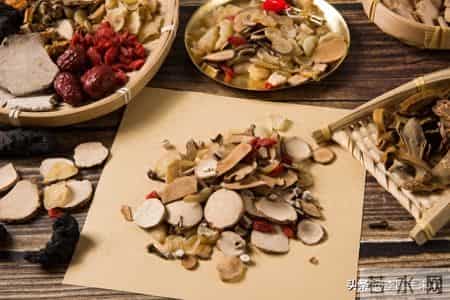 夏天尿路感染高发？2种中成药搭配，清湿热利小便缓解尿黄刺痛！