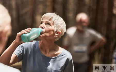血栓和喝水有关？研究发现：越喜欢睡前喝水的老人，越容易有血栓