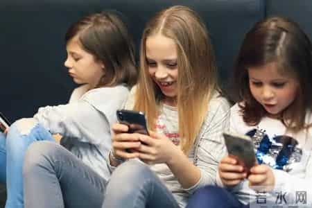 研究发现：每次睡前玩手机的人，不出几个月，睡眠或有5变化