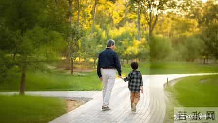 步入五十岁，无论贫富，父母必做的三件事，为儿女铺路太关键！