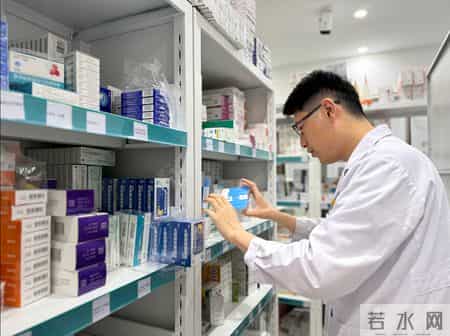 杨洪被查，权力余温还在烧，医疗系统真该好好管管了