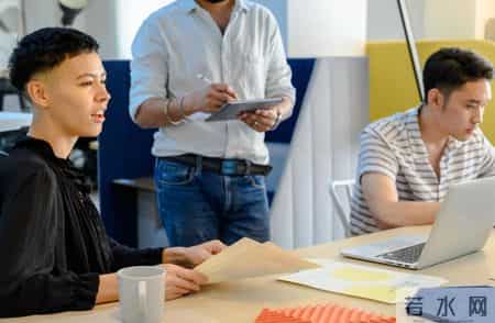 42年教龄，中级职称：教师退休收入与公务员的养老金数据对比