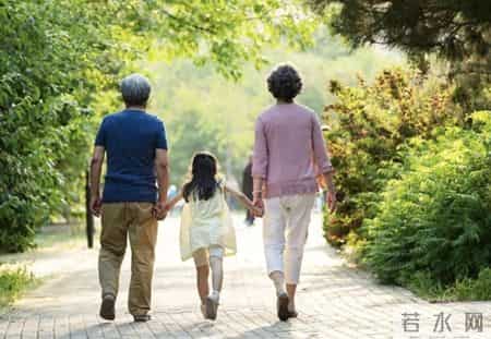 发现一件怪事：那些老人带大的娃，无论亲孙外孙，都有这3个共性