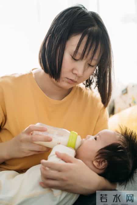 0-3 个月宝宝拍嗝避坑指南！5 种实测方法，这 2 招不漏奶不呛咳