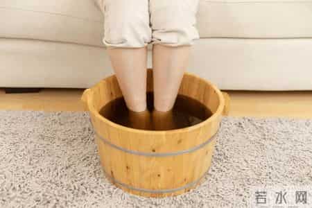 一66岁大妈喜欢睡前泡脚，不久脑梗去世，医生怒斥：太无知了