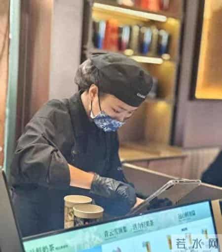 热搜炸！霸王茶姬店员摆拍徒手弄奶茶，停业辞退管理层降职