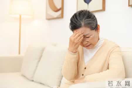 山东一66岁大妈喜欢睡前泡脚，不久脑梗去世，医生怒斥：太无知了