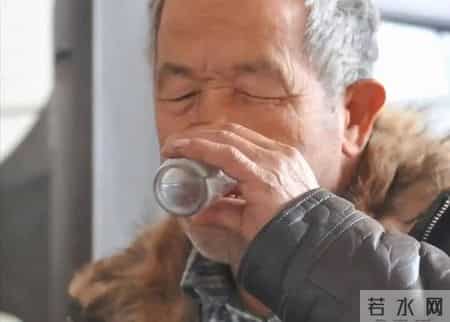 高血压必须滴酒不沾吗？医生：高血压喝酒，或要承受这5个后果