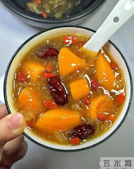 老得慢的女人，大多都喜欢吃它，自带“黄体酮”，年过60还显年轻