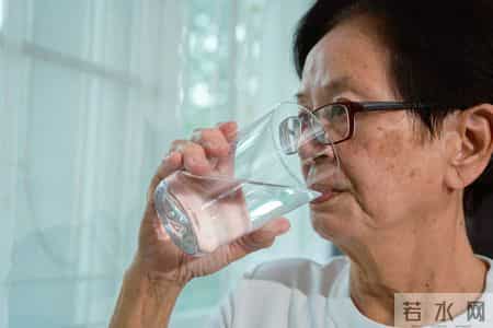 人有没有肾病，看喝水就知？医生：有肾病的人，喝水多会有5异常