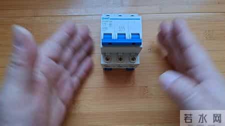 老电工送电，合上闸再拉下来再合，第三次才正式合闸，为什么
