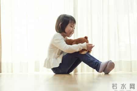 孩子胆小、粘人、怕生？根源是家长这3个“好心”行为