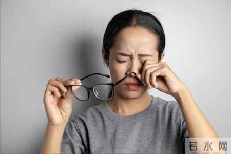 调查发现：每次睡前玩手机的人，不出几个月，睡眠或有4变化