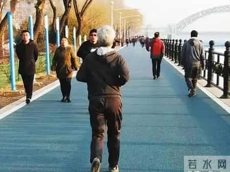 医生强调：最伤肠胃的行为，不是吃辣！而是饭后频繁做的4件事