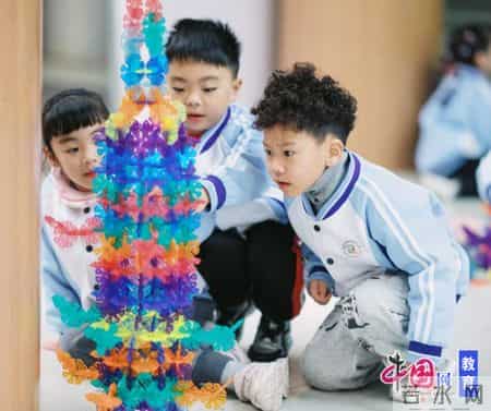 宜宾青年街幼儿园开展第三届“童创快闪部落”建构游戏节暨庆元旦活动