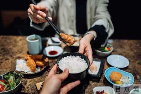 吃饭9分饱被推翻了？医生调查：过了52岁，吃饭尽量要做到这几点