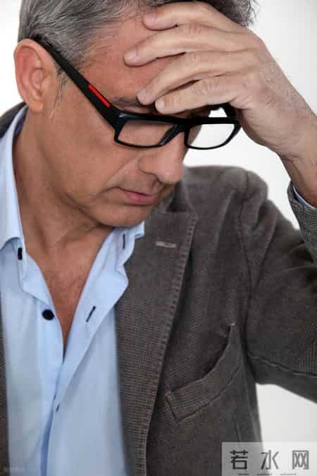 人到中年，上班嫌你老，去死嫌你太年轻