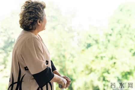 多名医生呼吁：超过68岁的老人，宁可在家做家务，也别出去干这些