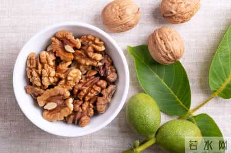 62岁阿姨每天吃一把核桃，半年后去复查，医生问吃了啥？