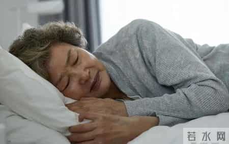 调查发现：喜欢饭后就午睡的老年人，不出半年，身体或有这4变化