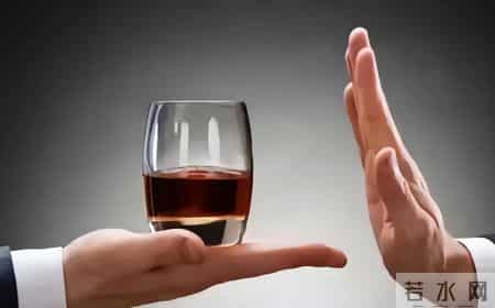 医生研究发现：每日饮酒的癌症早期人，多数临近65岁或有4种异样