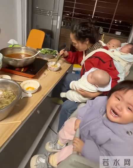 “仇人看了也释怀了”，宝妈抱着三个娃艰难吃饭，网友：自我感动
