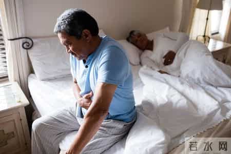 胃病与睡觉有关？医生：胃不好的老年人，睡前千万避免4件事