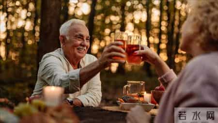 不管你信不信，男性过了55岁后，还在喝白酒，或会有这6个现状