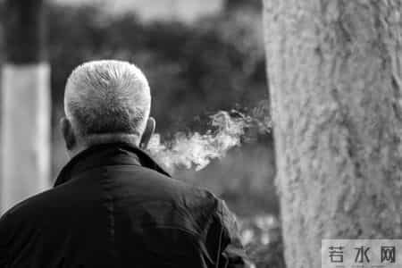 50岁男子肺癌晚期，回家天天抽烟，谁劝都没用：生死看淡