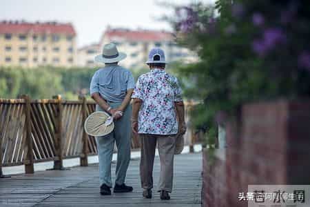 人到老年，有钱没钱，一看便知：没钱的老人，大多有这3个穷习惯