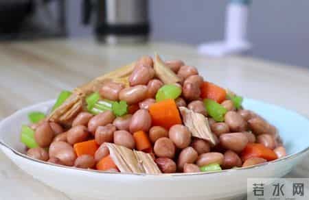 花生是高血压推进器？医生：不想血压飙升，远离2黄2白！