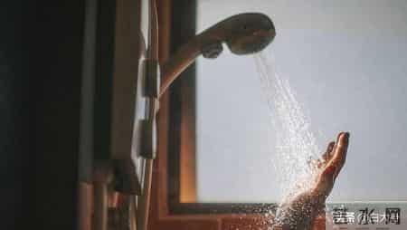 震撼！冬天洗澡别瞎勤快！多久洗1次才健康？搓泥等于毁皮肤？