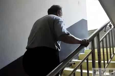 冠心病开始恶化，身体会出现这2种症状，若发现症状，立即去医院