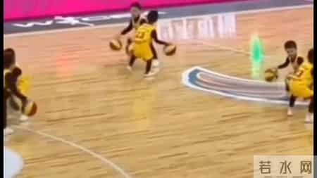 幼儿园萌娃篮球操失误！神级团队配合逆天改命，成年人看了...