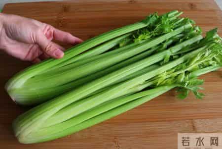 42岁女性患上高血脂，天天吃芹菜，2个月后复查，医生：你咋做到