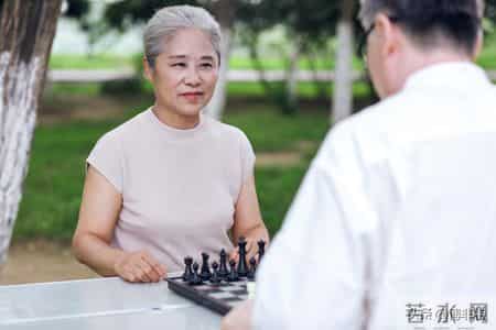 别再以为“有钱”是老人的底气，这两样东西比存款靠谱10倍