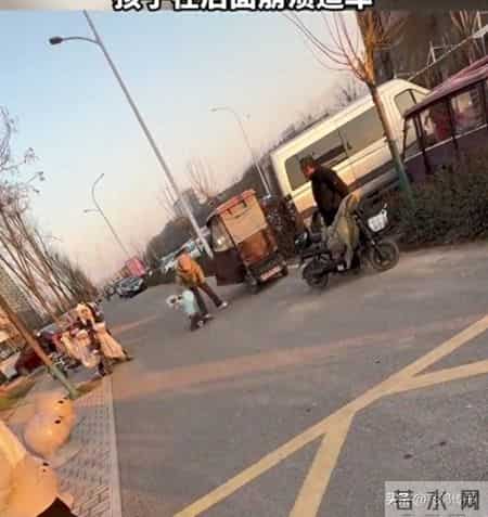 老人不给孩子买烤肠还踹一脚！这种带娃方式你能忍